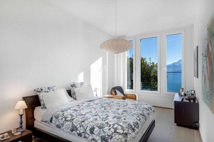 PIEDS DANS L’EAU ! SPACIEUX APPARTEMENT PROCHE DE TOUTES LES COMMODITÉS.