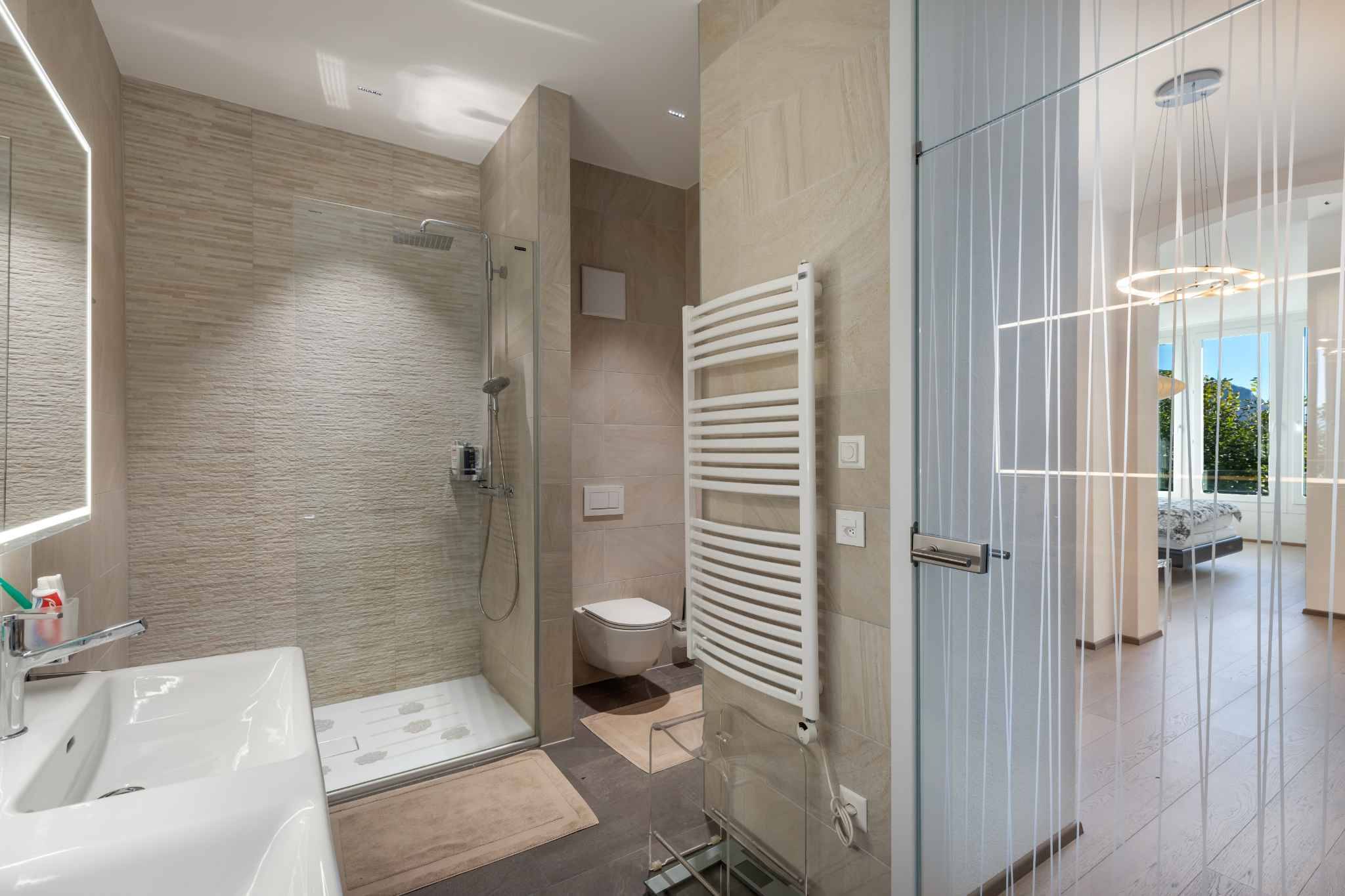 PIEDS DANS L’EAU ! SPACIEUX APPARTEMENT PROCHE DE TOUTES LES COMMODITÉS.
