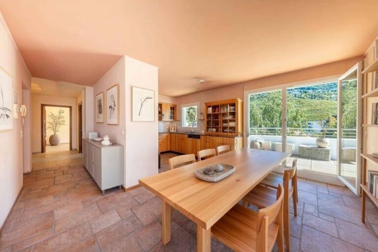Attique de 4,5 pièces avec terrasse de 130 m² et vue sur le lac