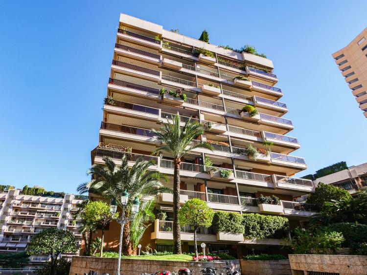 CARRE D'OR - STUDIO REZ-DE-JARDIN AVEC TERRASSE - CALME