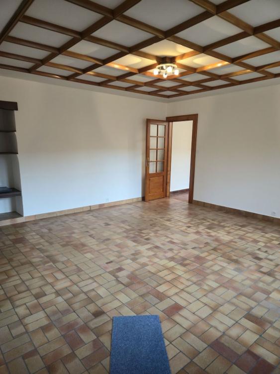 Maison de village avec cour et terrasses à Bourdigny