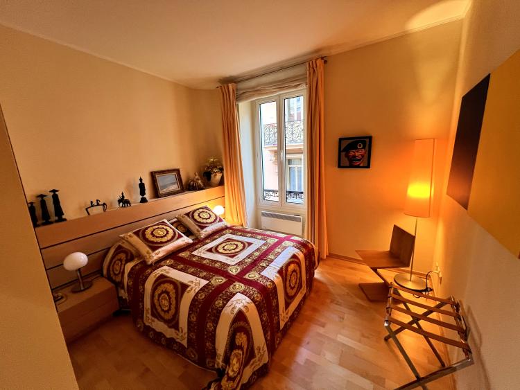 SOUS OFFRE ACCEPTÉE- MONTE CARLO - IMMEUBLE BOURGEOIS SOUS LOI - 4  PIECES
