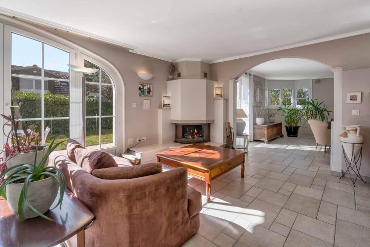Magnifique villa familiale avec piscine et vue lac