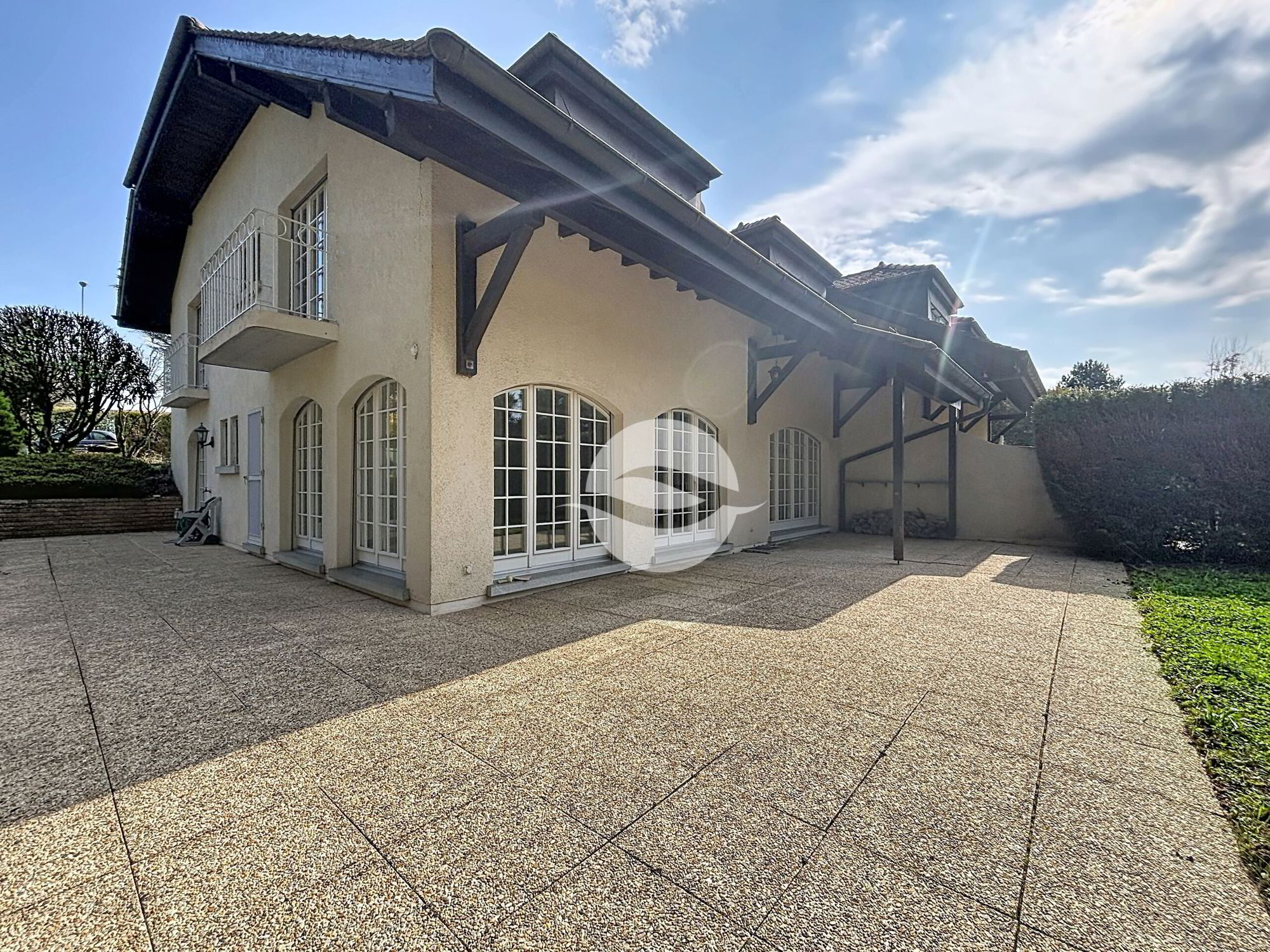 Superbe villa jumelle de standing de 7.5 p. avec bouée d’amarrage