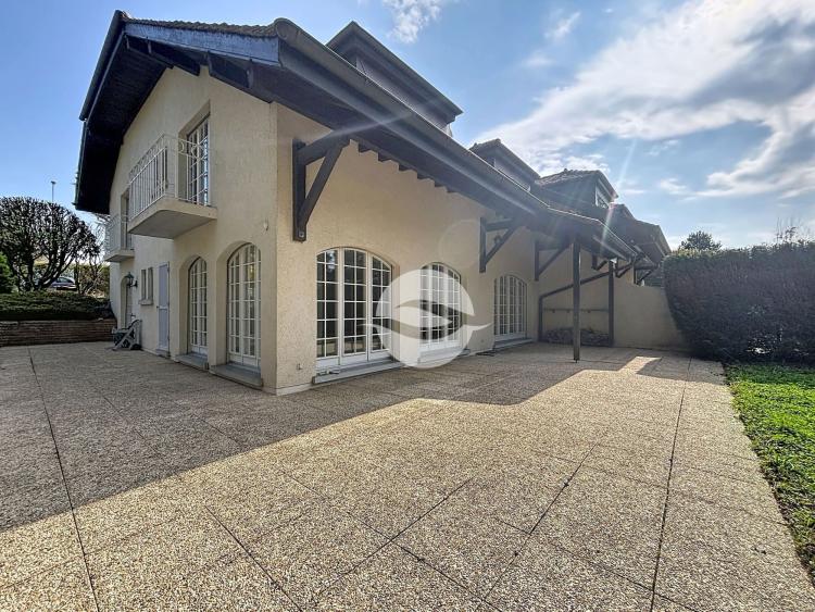 Superbe villa jumelle de standing de 7.5 p. avec bouée d’amarrage