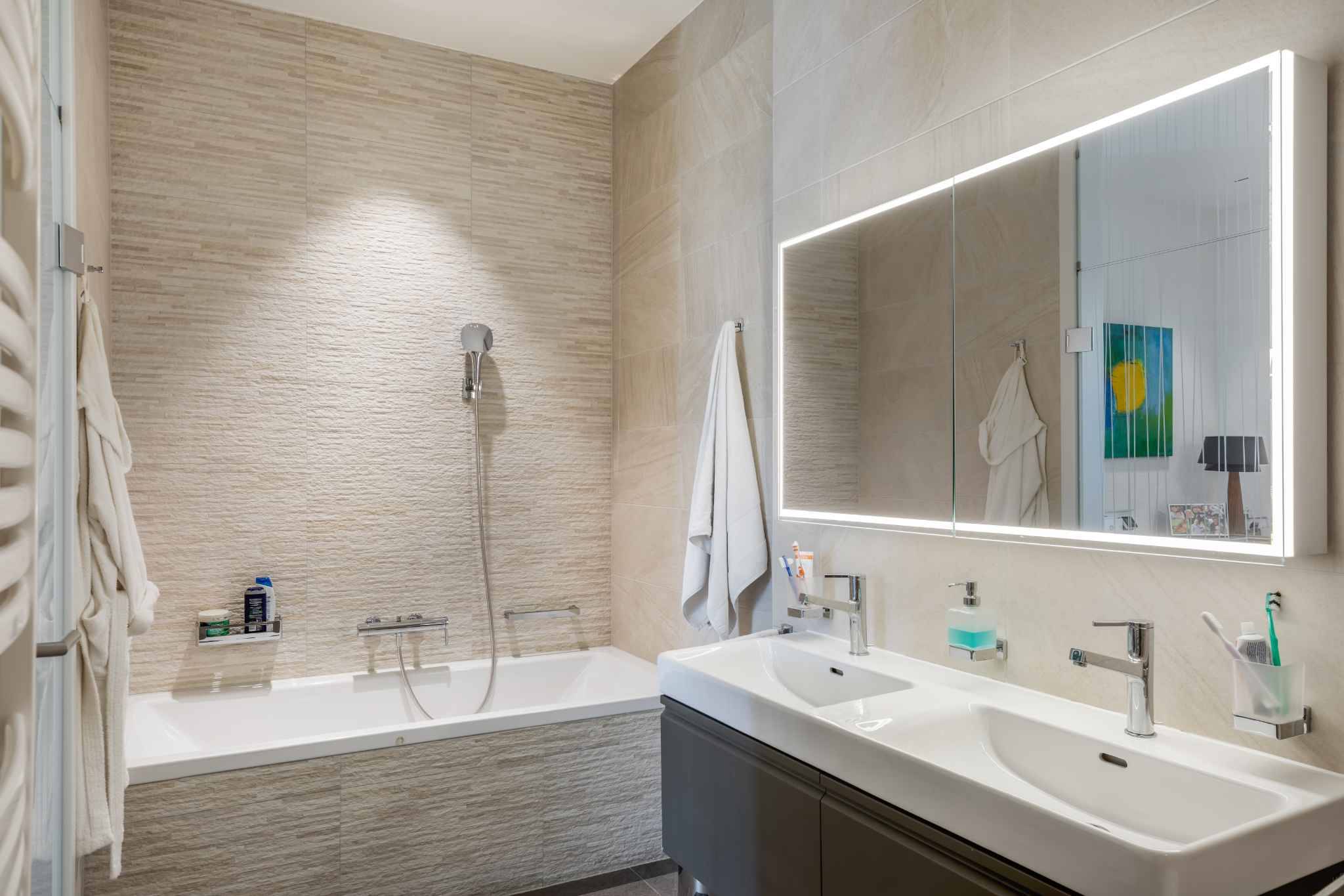 PIEDS DANS L’EAU ! SPACIEUX APPARTEMENT PROCHE DE TOUTES LES COMMODITÉS.