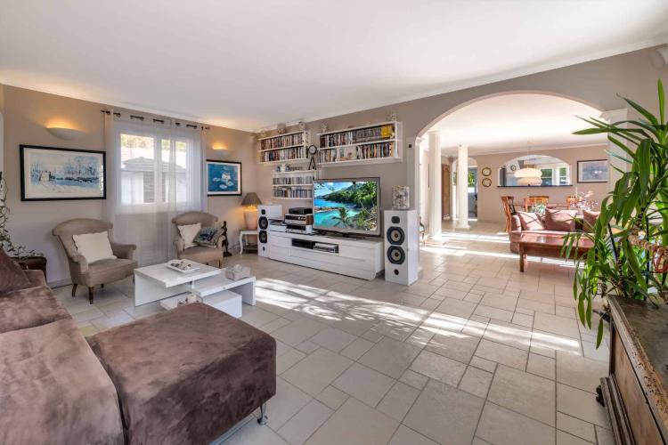 Magnifique villa familiale avec piscine et vue lac