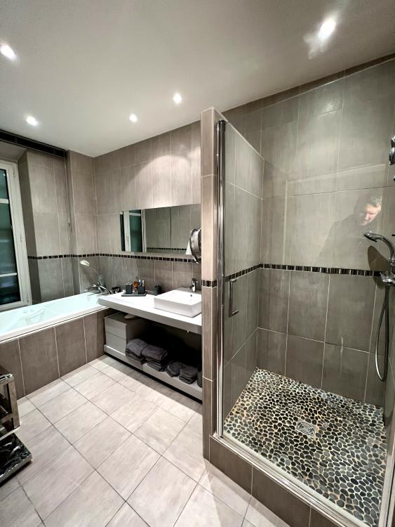 SOUS OFFRE ACCEPTÉE- MONTE CARLO - IMMEUBLE BOURGEOIS SOUS LOI - 4  PIECES