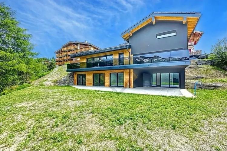 Opportunité Rare : Chalet Neuf Exceptionnel à Crans Montana