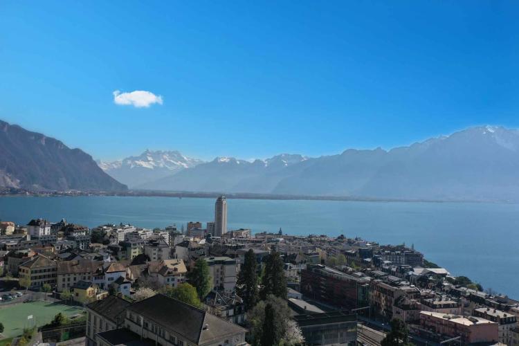 En exclusivité ! Spacieux appartement avec grand balcon et vue imprenable !