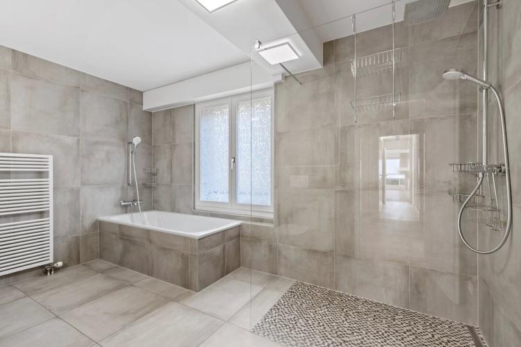Spacious 6.5-room apartment of 175m2 on the 8th floor.