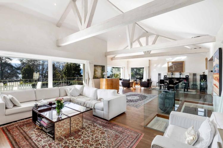 Splendide propriété d'environ 340 m² située dans un quartier très recherché !