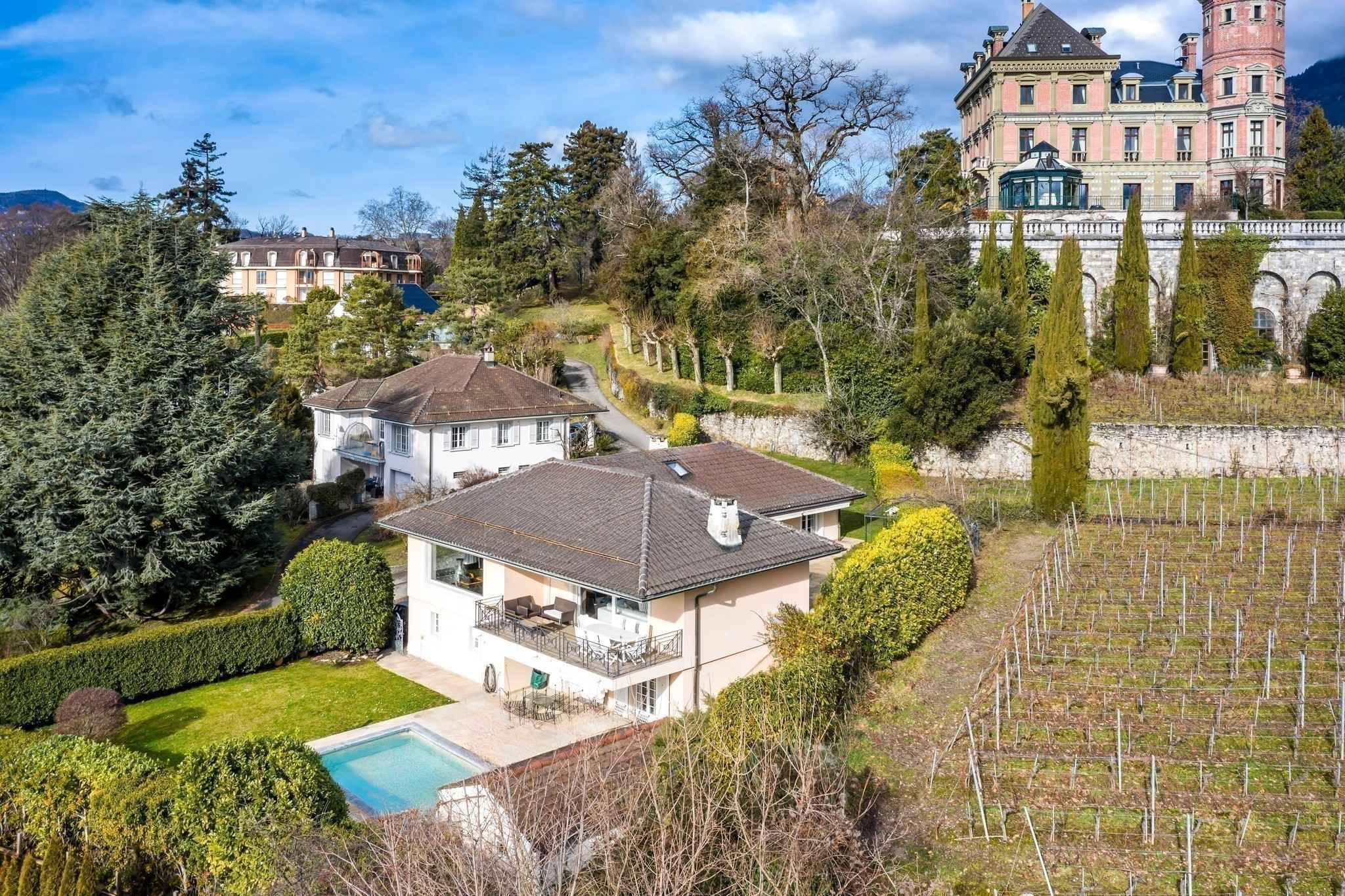 Splendide propriété d'environ 340 m² située dans un quartier très recherché !