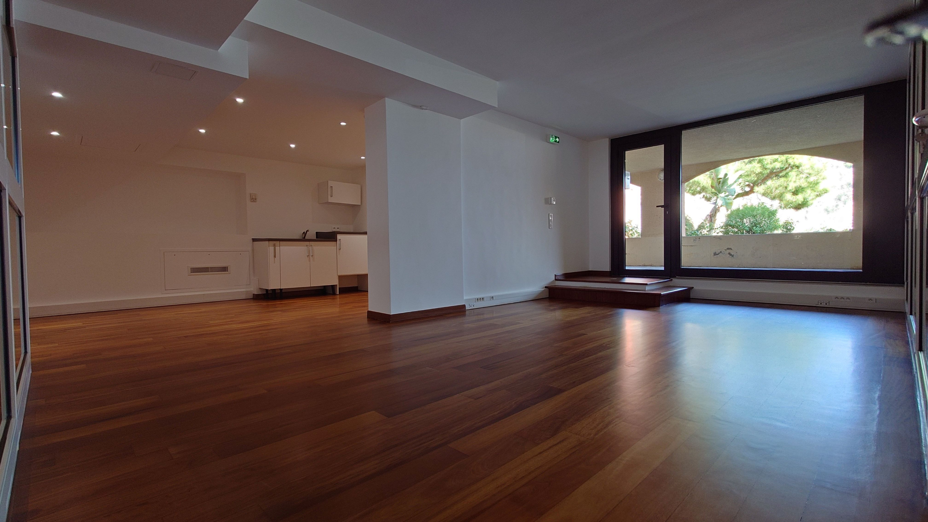 qqgUW_bureau-entree-droite-et-zone-cuisine-1724429466.jpg
