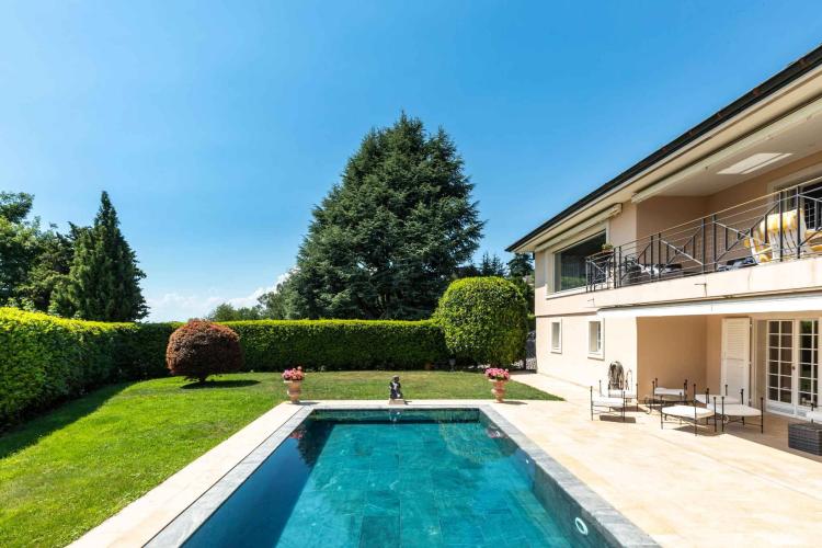 Splendide propriété d'environ 340 m² située dans un quartier très recherché !