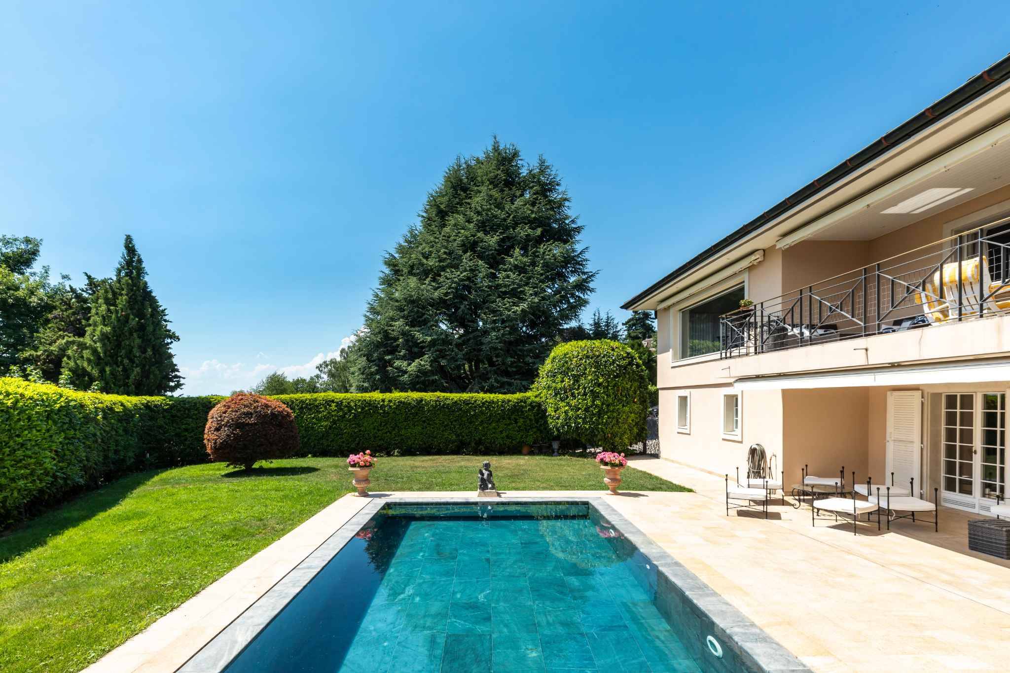 Splendide propriété d'environ 340 m² située dans un quartier très recherché !