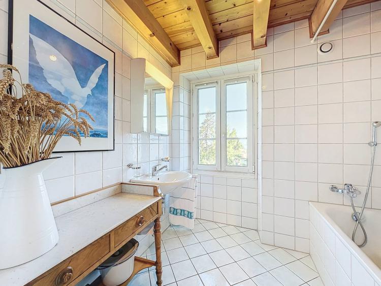 A vendre, maison de village contiguë avec grand jardin