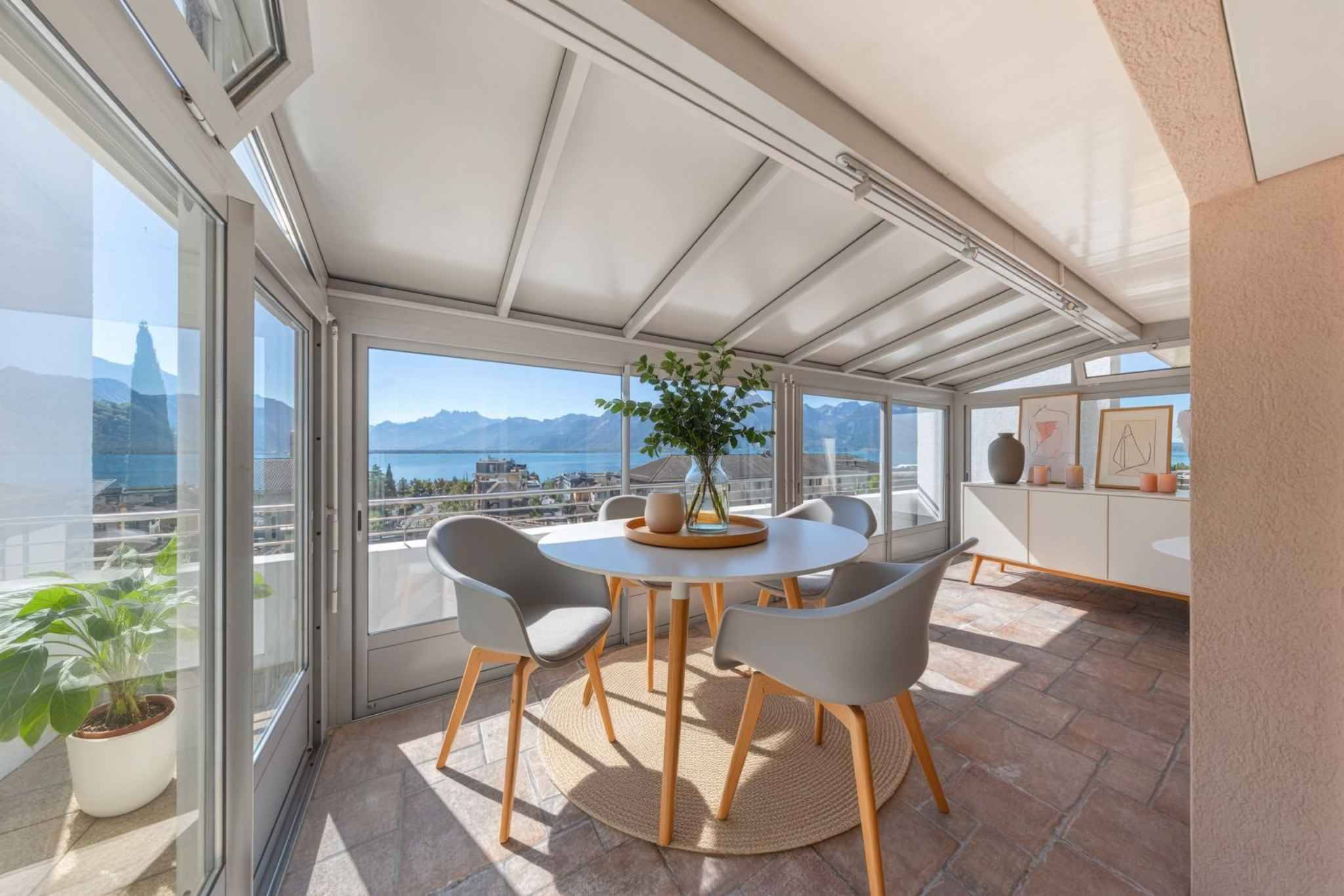 Attique de 4,5 pièces avec terrasse de 130 m² et vue sur le lac