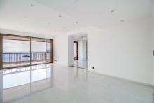 MIRABEAU : Rare appartement de 3 chambres à coucher et  belle vue mer