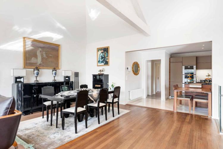Splendide propriété d'environ 340 m² située dans un quartier très recherché !