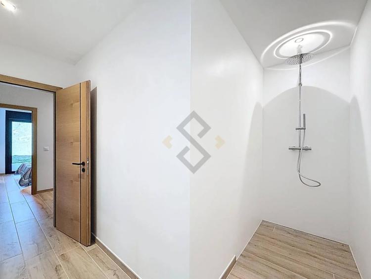 Opportunité Rare : Chalet Neuf Exceptionnel à Crans Montana
