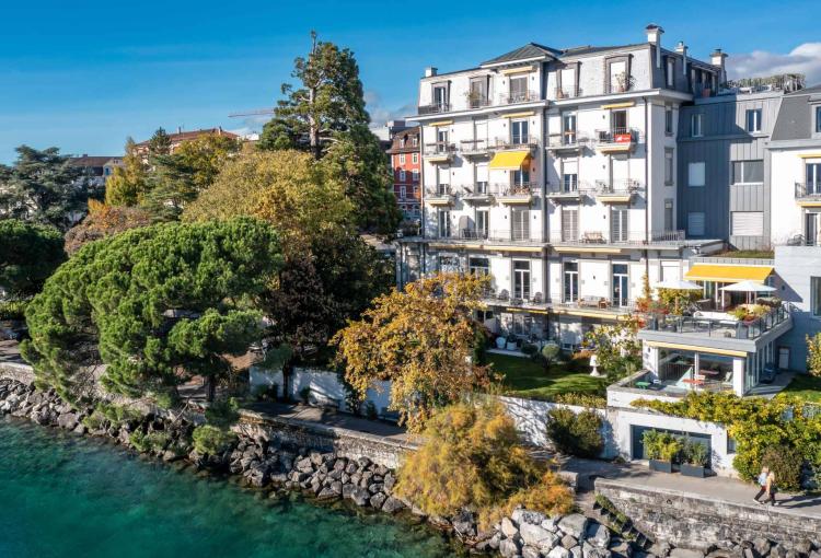 PIEDS DANS L’EAU ! SPACIEUX APPARTEMENT PROCHE DE TOUTES LES COMMODITÉS.