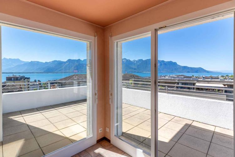 Attique de 4,5 pièces avec terrasse de 130 m² et vue sur le lac