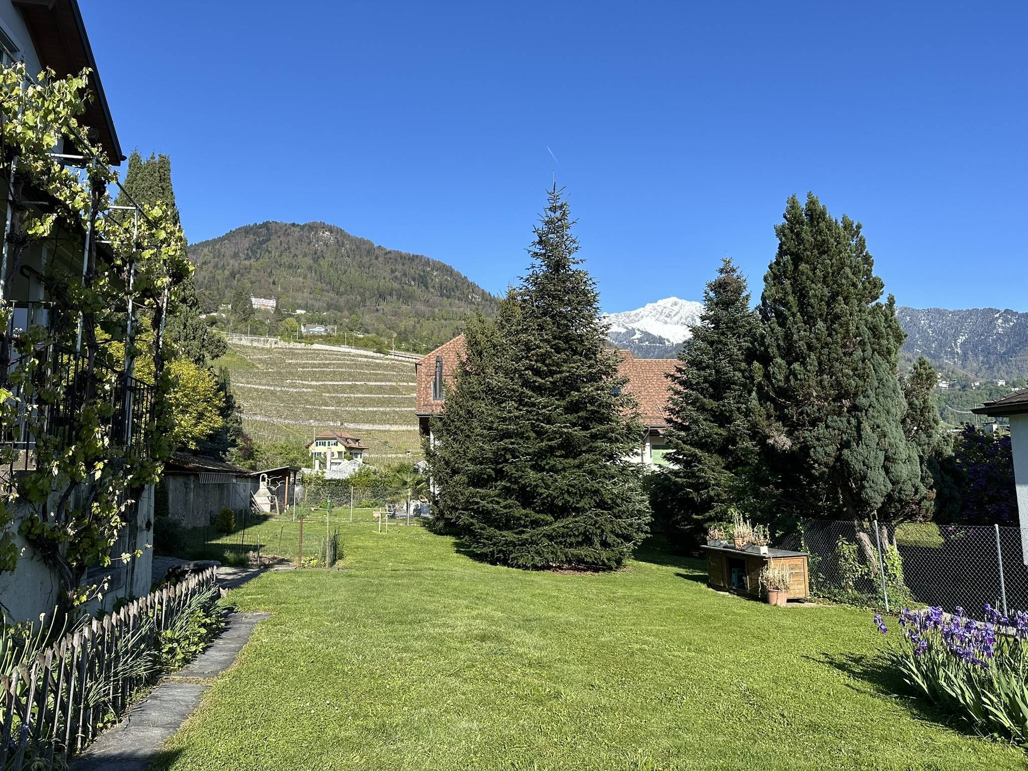 A vendre, maison de village contiguë avec grand jardin