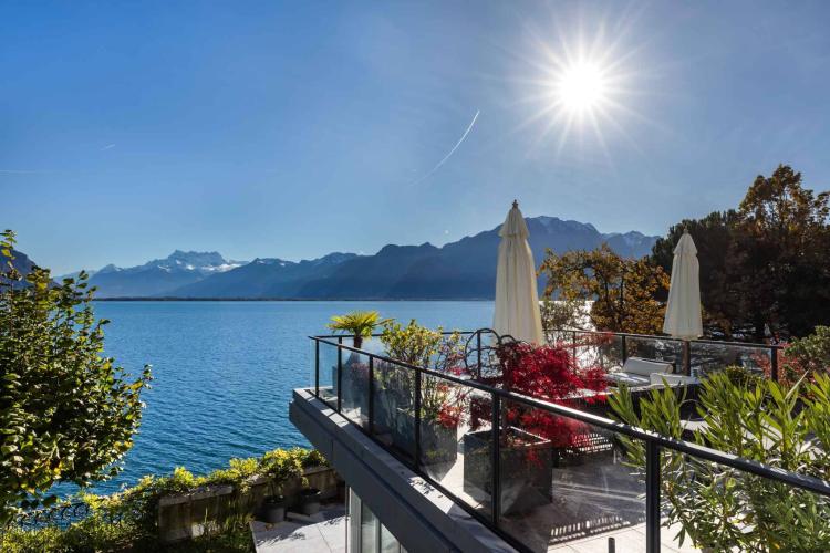 PIEDS DANS L’EAU ! SPACIEUX APPARTEMENT PROCHE DE TOUTES LES COMMODITÉS.