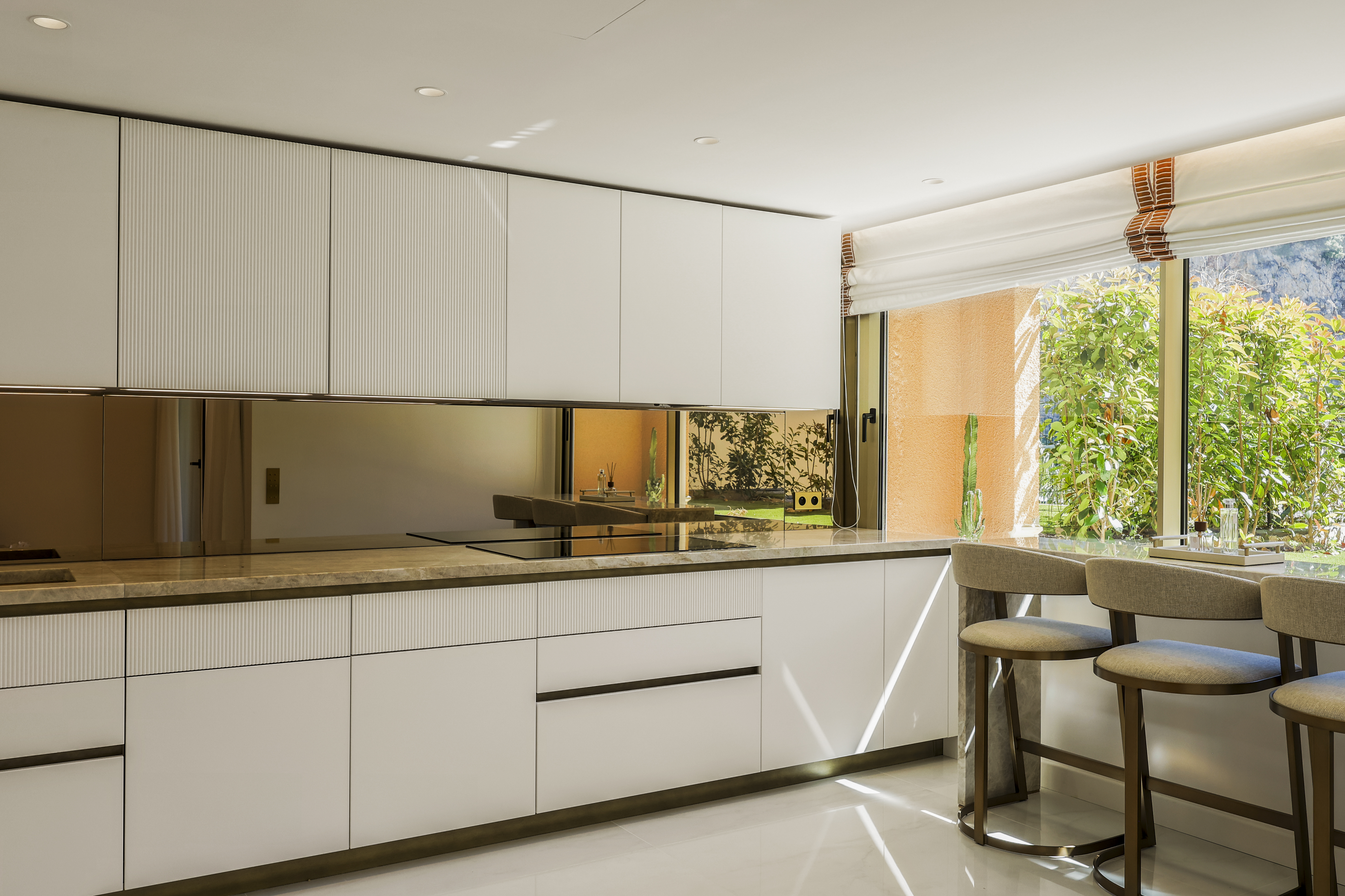 FONTVIEILLE - GRAND APPARTEMENT VU SUR LE PORT - GIORGIONE