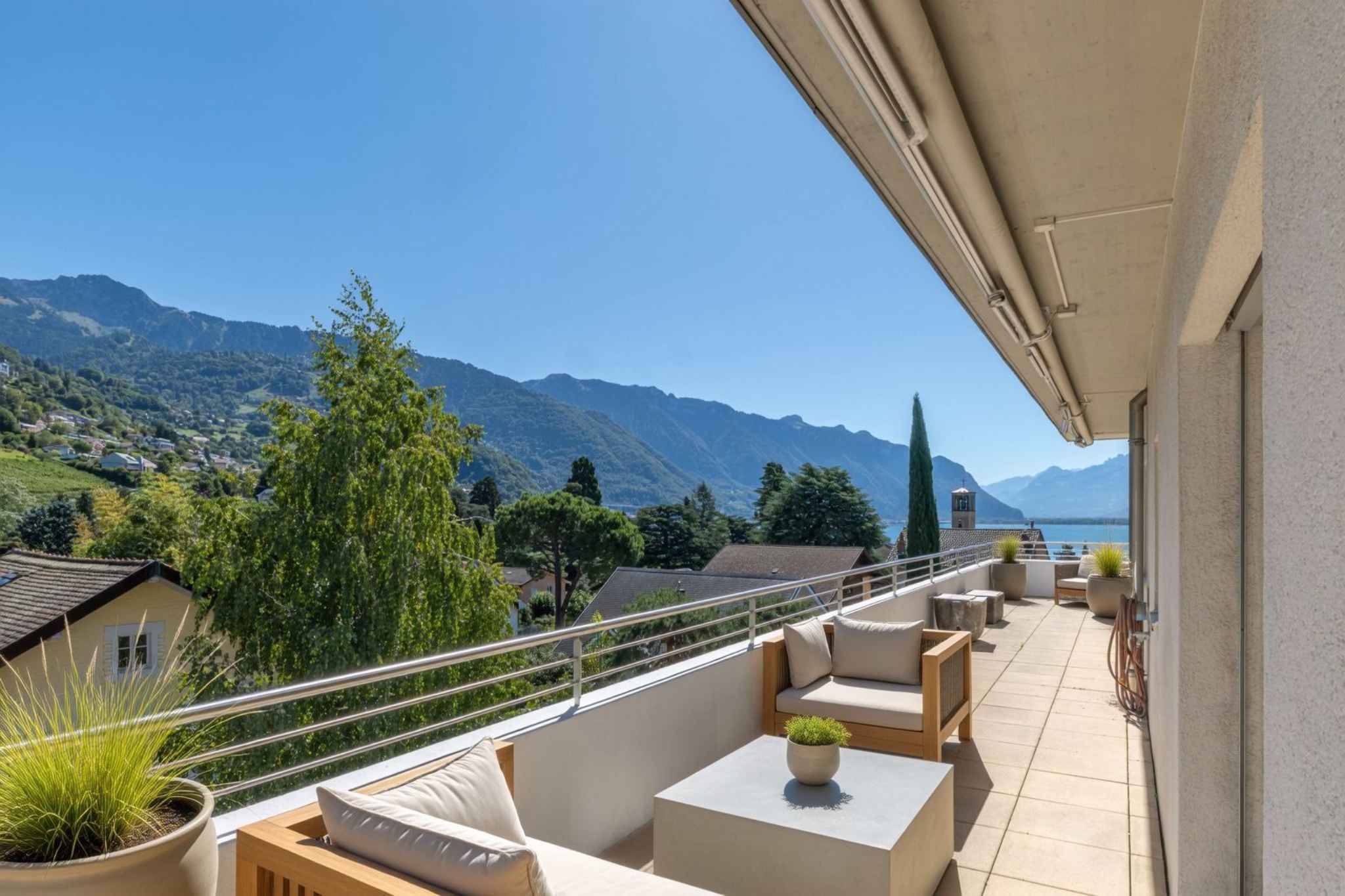 Attique de 4,5 pièces avec terrasse de 130 m² et vue sur le lac