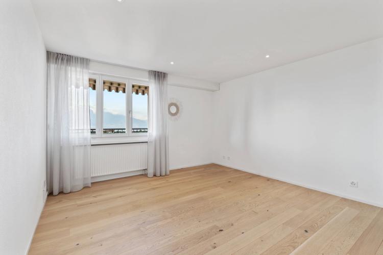 Spacious 6.5-room apartment of 175m2 on the 8th floor.