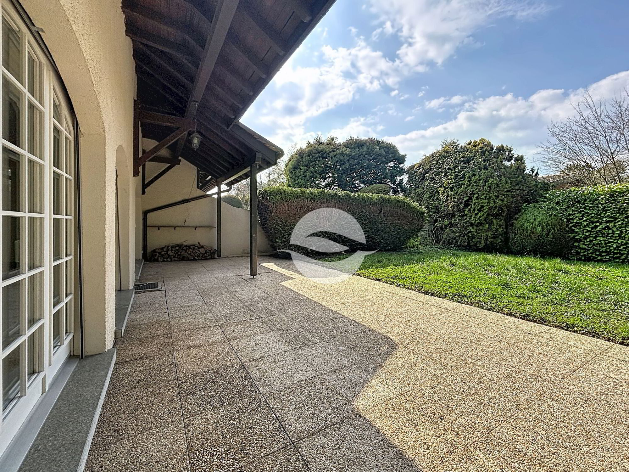 Superbe villa jumelle de standing de 7.5 p. avec bouée d’amarrage