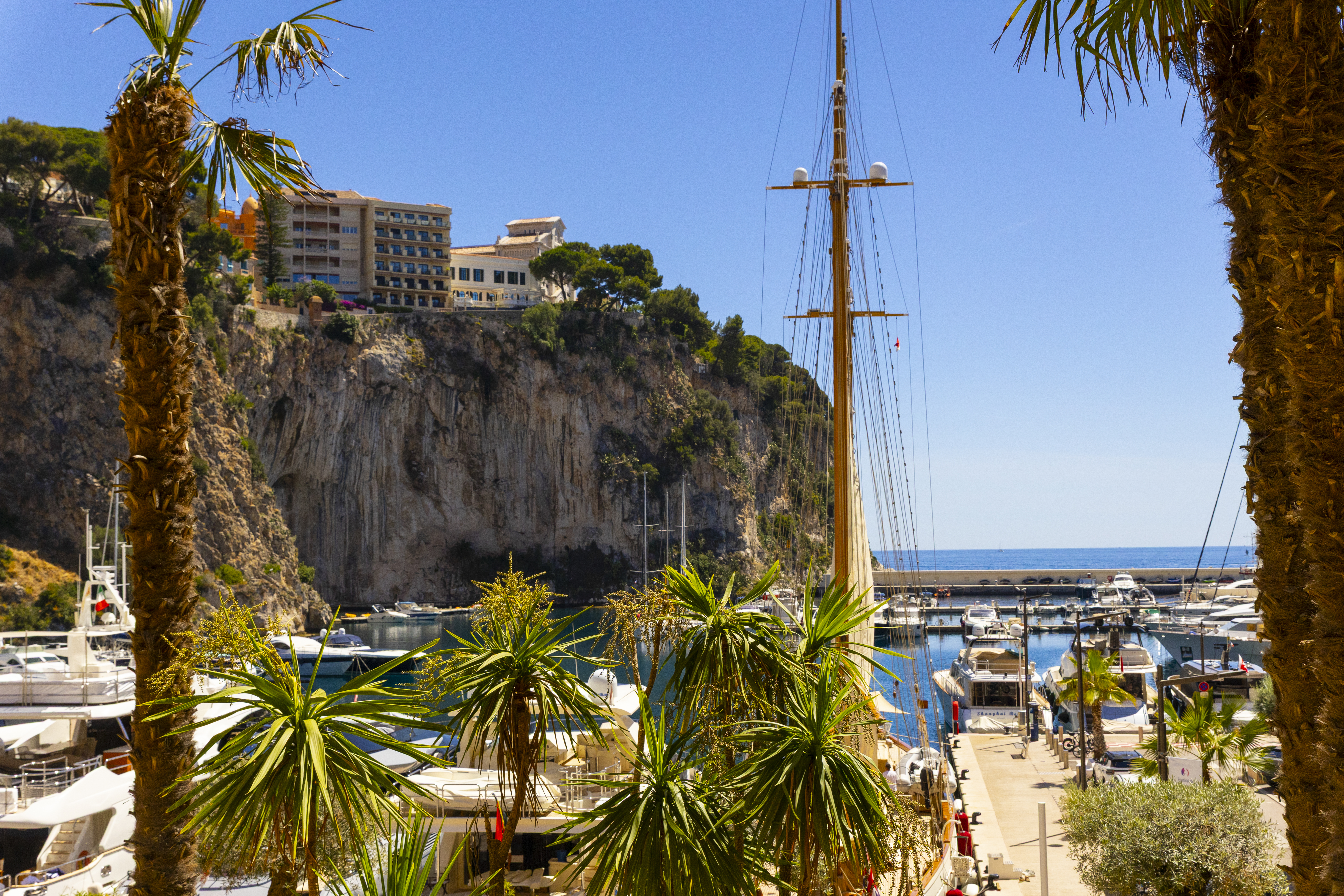 FONTVIEILLE - GRAND APPARTEMENT VU SUR LE PORT - GIORGIONE