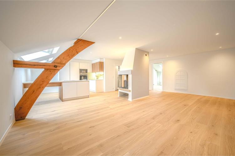 APPARTEMENT ENTIÈREMENT RÉNOVÉ À DEUX PAS DU LAC AVEC CAVE DE 63 M²