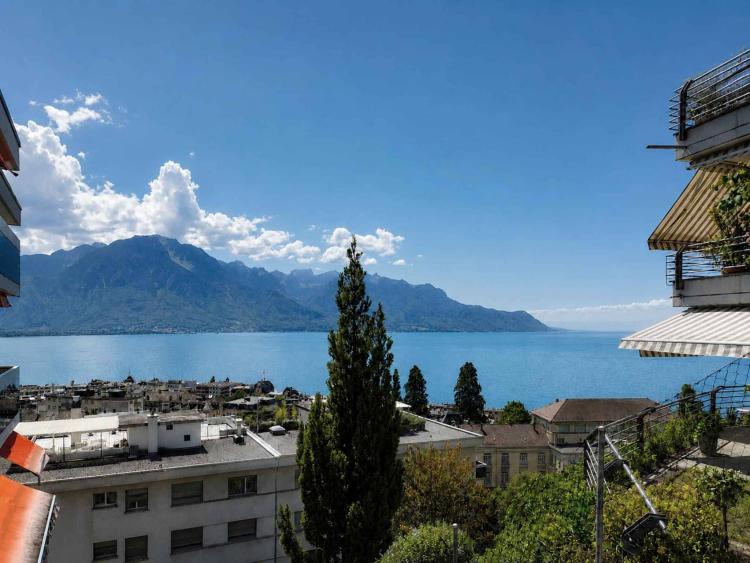 Charmant 2.5 pièces avec grande terrasse et vue sur le lac 